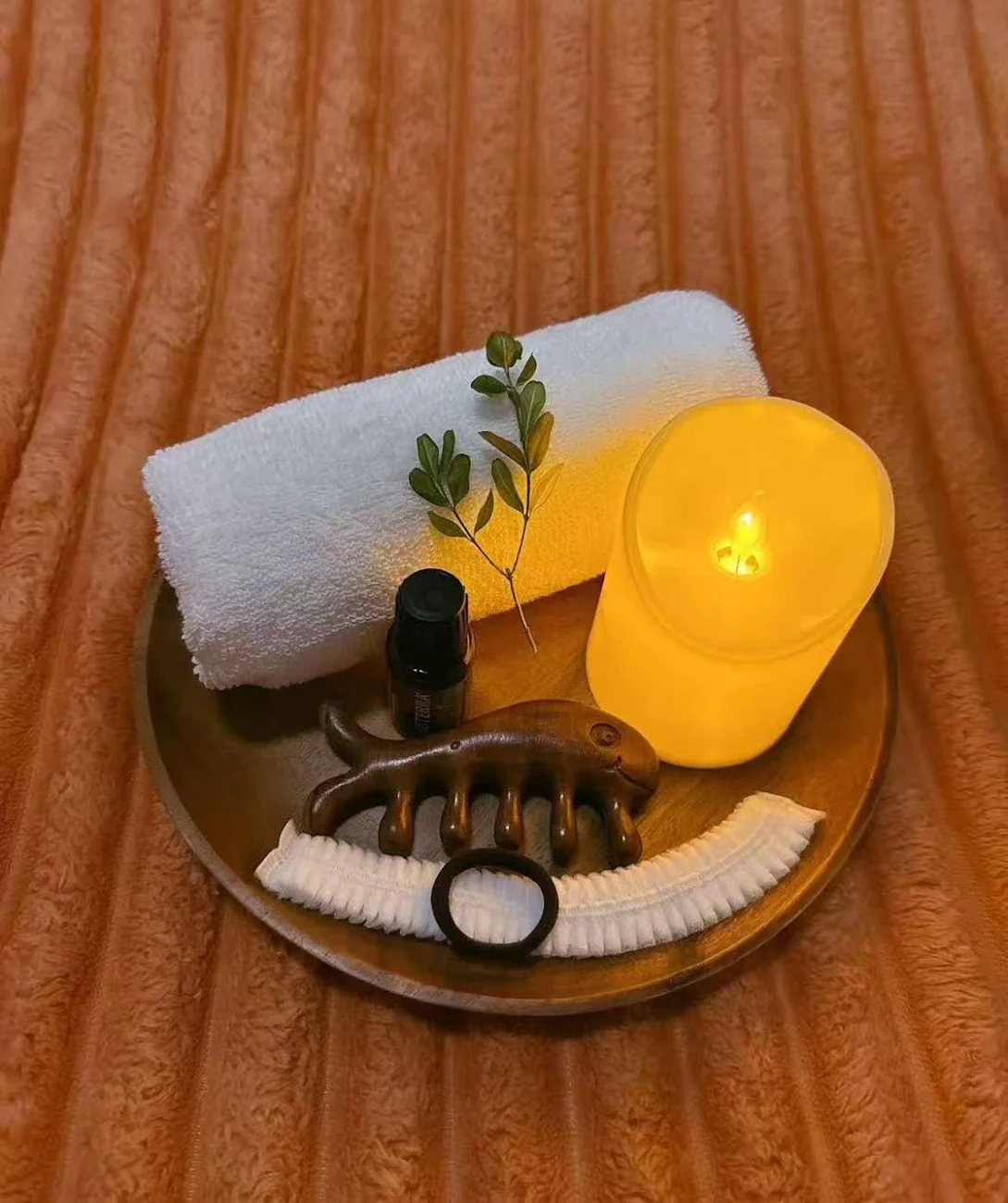 Warm Hour care tray with a towel, essential oil and a massage comb